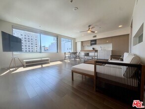 901 Flower St in Los Angeles, CA - Foto de edificio - Building Photo