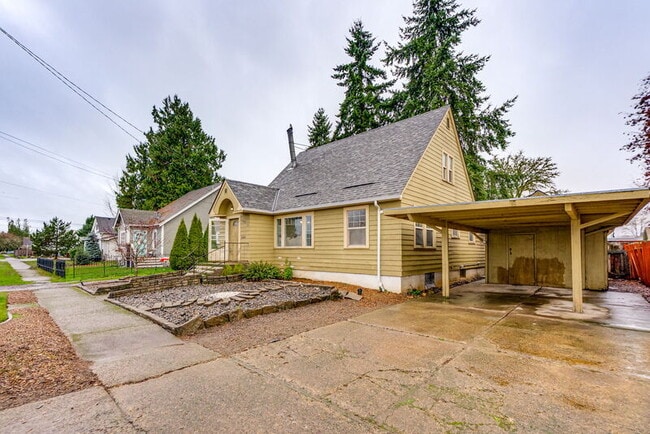 1137 SE Uglow Ave in Dallas, OR - Building Photo - Building Photo