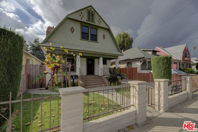 140 Roselawn Pl in Los Angeles, CA - Building Photo - Building Photo