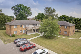 Amber Square Apartments and Townhomes in Lansing, MI - Foto de edificio - Building Photo