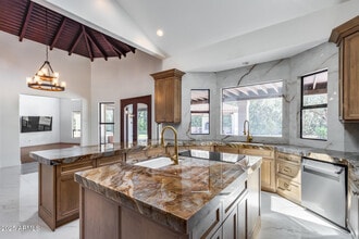 8303 N 61st Pl in Paradise Valley, AZ - Building Photo - Building Photo