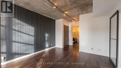 19-319 Brant St in Toronto, ON - Building Photo - Building Photo