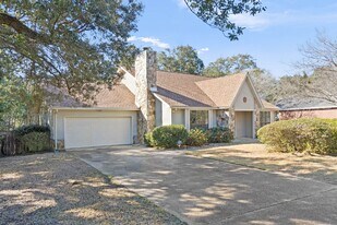661 St Lucia Cove in Niceville, FL - Building Photo