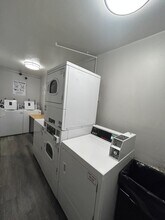 15050 Burbank Blvd in Van Nuys, CA - Foto de edificio - Building Photo