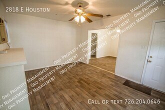 2818 E Houston St in San Antonio, TX - Building Photo - Building Photo