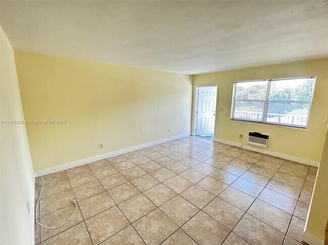 16851 NE 21st Ave-Unit -16 in North Miami Beach, FL - Building Photo - Building Photo