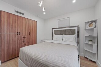1690 SW 23rd St in Miami, FL - Building Photo - Building Photo