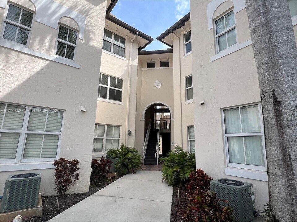 11603 NW 89th St in Doral, FL - Building Photo