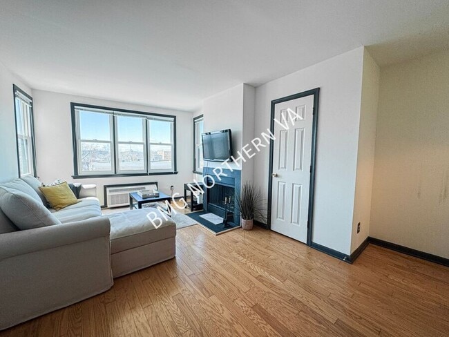 3217 Wisconsin Ave NW in Washington, DC - Building Photo - Building Photo