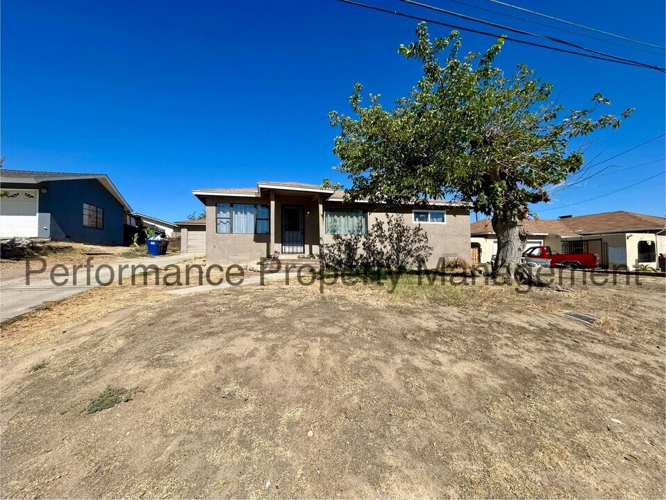 1509 El Serento Dr in Bakersfield, CA - Building Photo