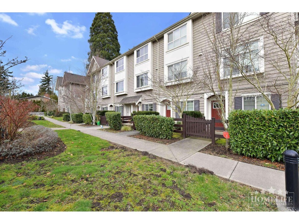 1708 King George Blvd in Surrey, BC - Building Photo