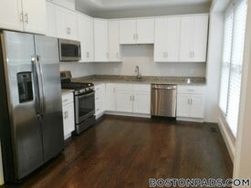 2044 Beacon St in Newton, MA - Building Photo