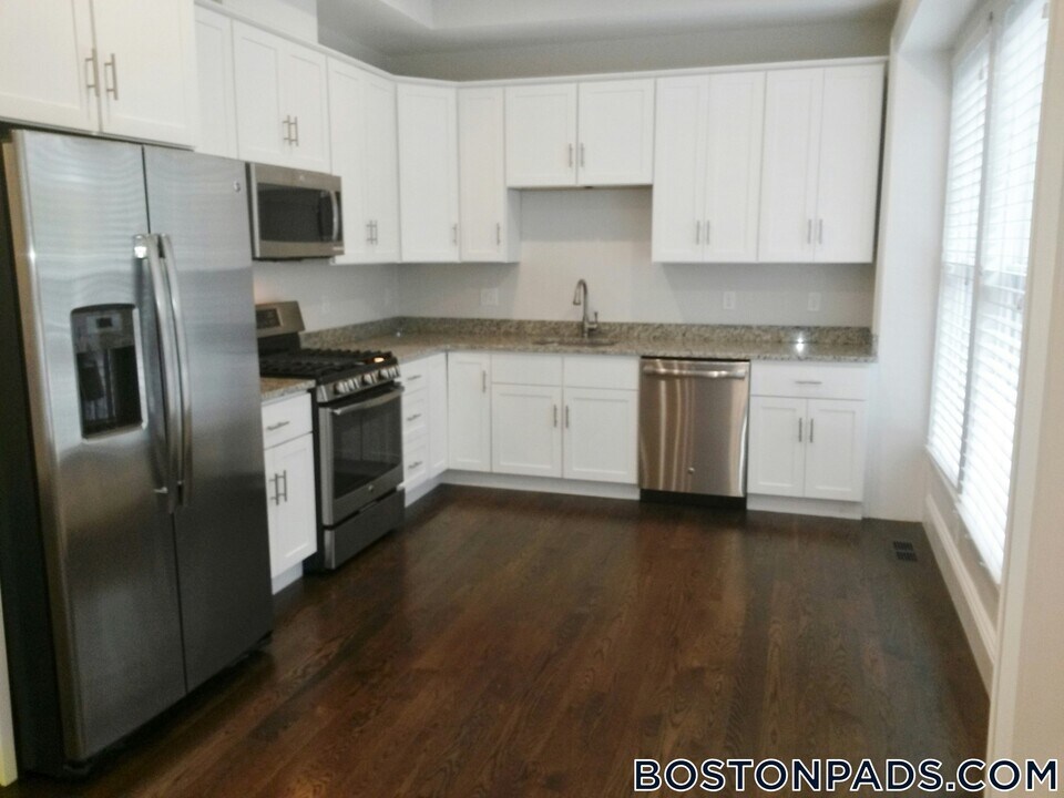 2044 Beacon St in Newton, MA - Building Photo