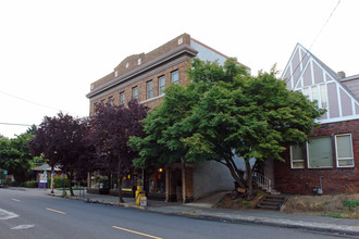 Queen Jeanette Apartments in Portland, OR - Building Photo - Building Photo