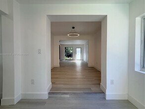 561 NW 41st St in Miami, FL - Building Photo - Building Photo