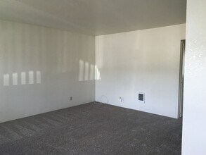 214 Sunny Ln, Unit 212 in Sutherlin, OR - Building Photo - Building Photo