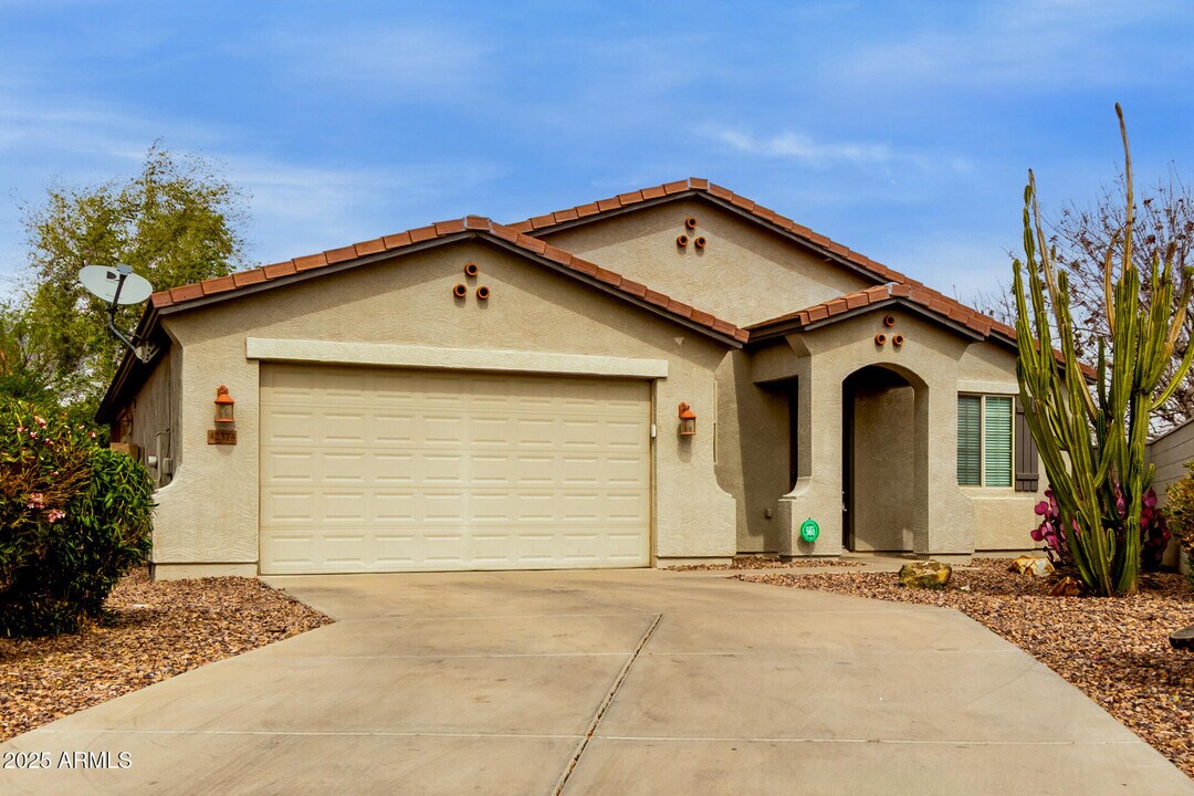 42374 W Avella Dr in Maricopa, AZ - Building Photo