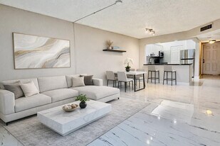 8060 S Colony Cir in Tamarac, FL - Building Photo