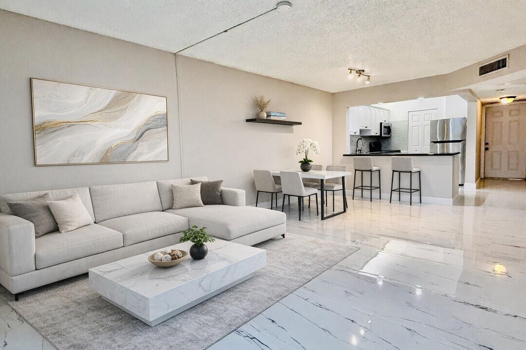 8060 S Colony Cir in Tamarac, FL - Building Photo