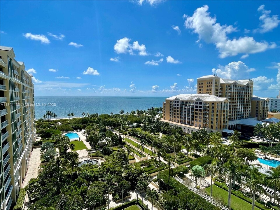 445 Grand Bay Dr in Key Biscayne, FL - Building Photo