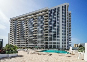 Silver Thatch Atlantic Plaza in Pompano Beach, FL - Building Photo - Building Photo