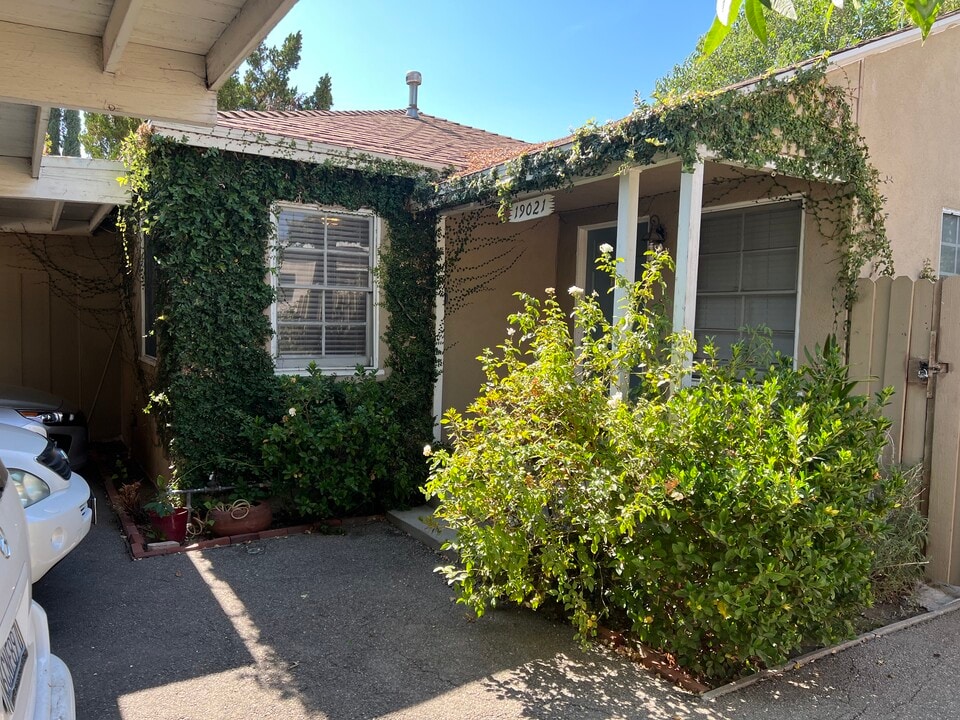 19021 Calvert St, Unit Front Bedroom-Main House in Tarzana, CA - Building Photo