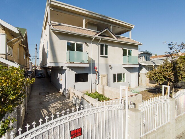 1529 N Kingsley Dr in Los Angeles, CA - Foto de edificio - Building Photo
