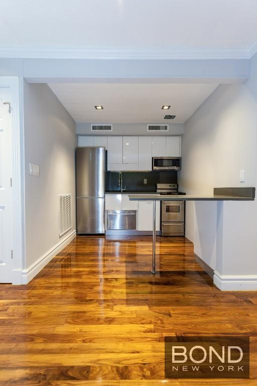350 W 21st St in New York, NY - Building Photo - Building Photo