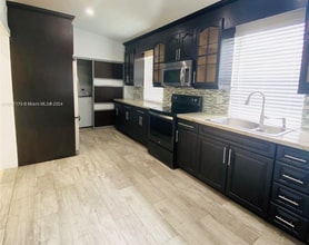 7452 SW 12th St in Miami, FL - Building Photo - Building Photo