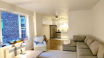 220 Pelham Rd in New Rochelle, NY - Building Photo