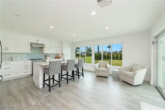 595 Wedge Dr in Naples, FL - Foto de edificio - Building Photo