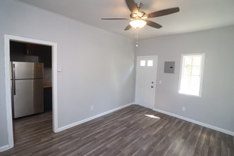 1000 Redondo Ave in Long Beach, CA - Building Photo - Interior Photo