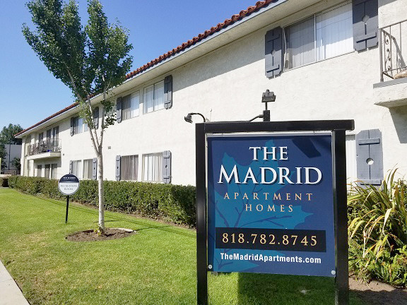 The Madrid Apartments in Van Nuys, CA - Foto de edificio