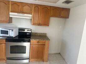 1600 SE 3rd Ct, Unit 2 fl in Deerfield Beach, FL - Building Photo