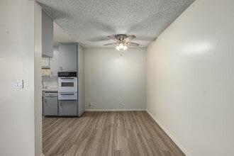217 W Tujunga Ave in Burbank, CA - Foto de edificio - Interior Photo