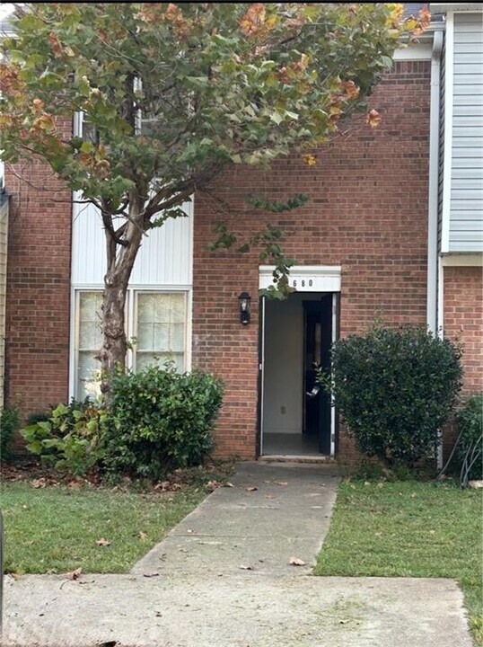 1680 Winchester Way SE in Conyers, GA - Building Photo