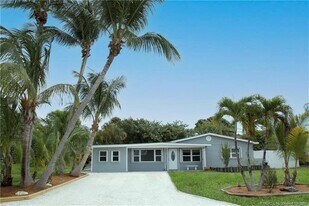 3489 NE Linda Dr in Jensen Beach, FL - Building Photo