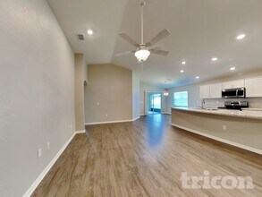 579 Lorient Drive in Eagle Lake, FL - Foto de edificio - Building Photo