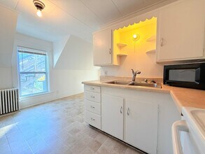 10 Spruce Ave, Unit 2 in Claremont, NH - Building Photo - Building Photo