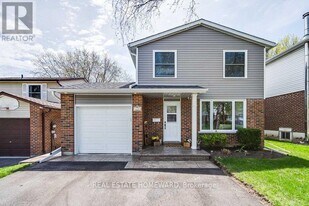 220 William Roe Blvd in Newmarket, ON - Building Photo