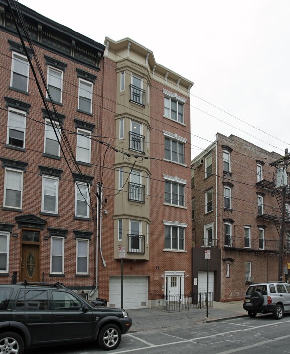 605 Grand St in Hoboken, NJ - Building Photo