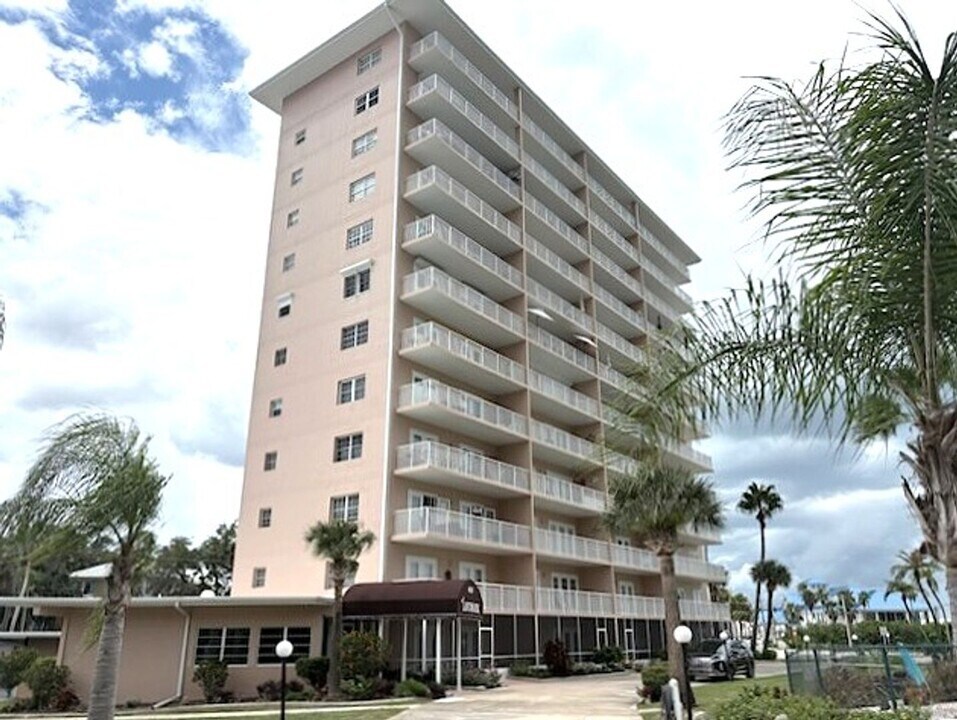 404 S Beach St in Daytona Beach, FL - Foto de edificio