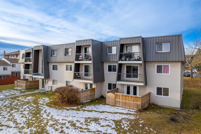 6835 Centre St NW in Calgary, AB - Building Photo - Building Photo
