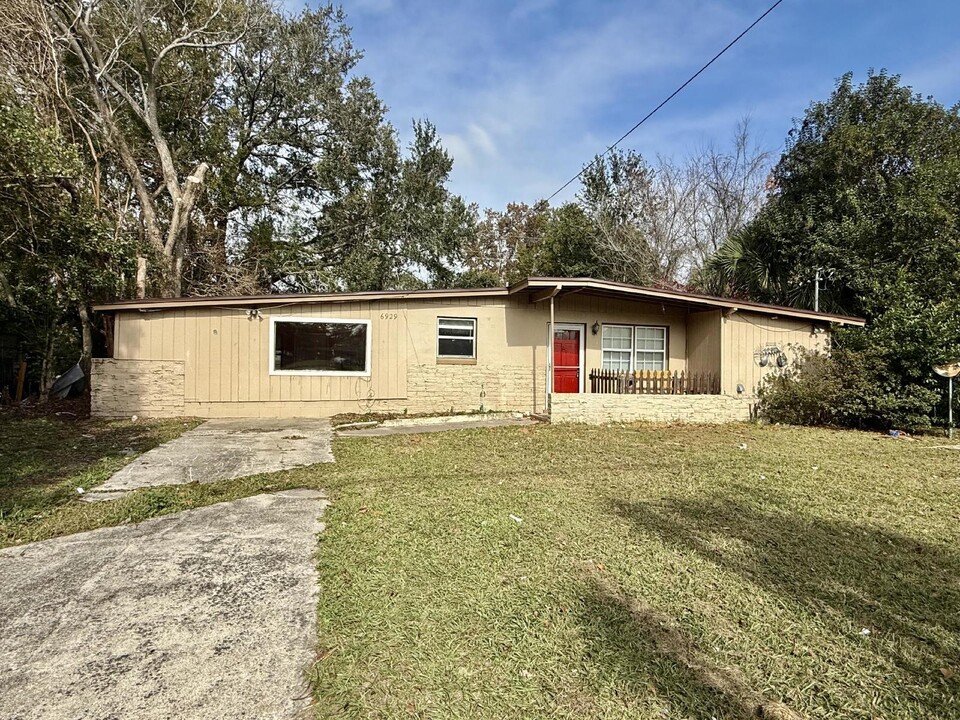 6929 Cherbourg Ave N in Jacksonville, FL - Building Photo