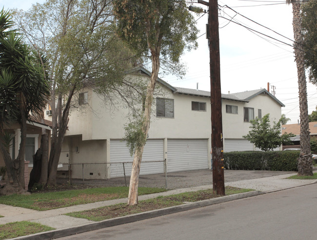 6215 Orchard Ave in Bell, CA - Foto de edificio - Building Photo