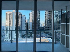 1111 SW 1st Ave, Unit 2915 in Miami, FL - Building Photo - Building Photo