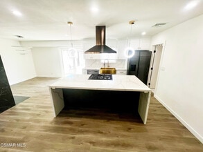 1376 E Avenida De Los Arboles in Thousand Oaks, CA - Building Photo - Building Photo