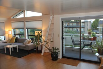 6210 14th Ave NW, Unit 301 in Seattle, WA - Building Photo - Building Photo