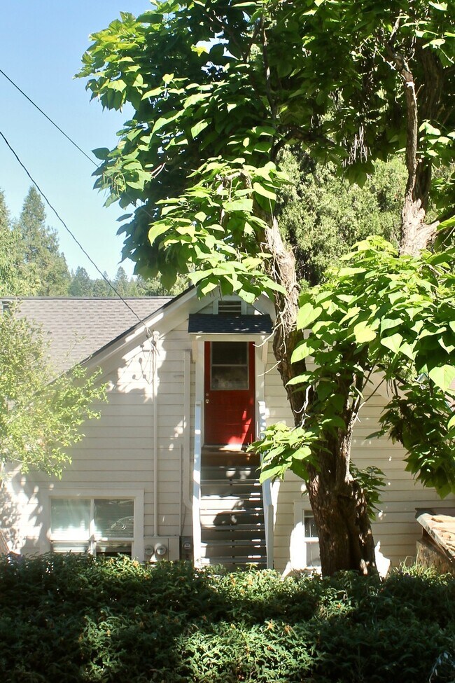 property at 412 S Pine St