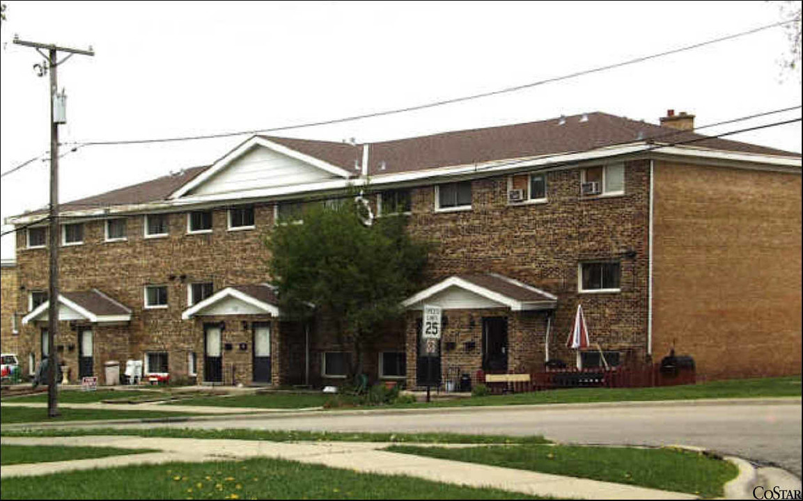 101-115 W Geneva St in West Chicago, IL - Building Photo